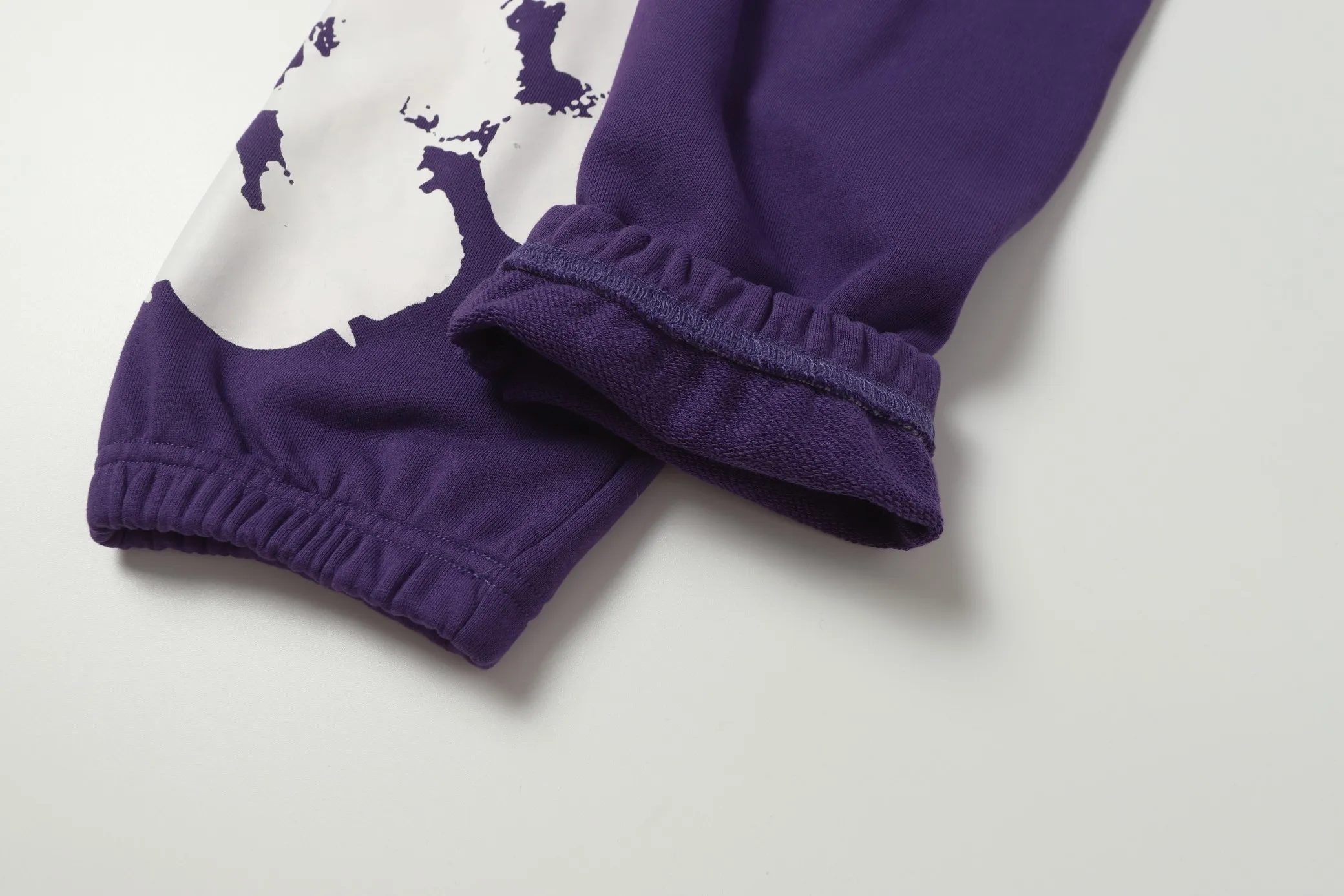 8002# DENIM TEARS Kapok European and American trendy brand high-quality printed hooded sweatshirt set. Terry fabric weighs 380 grams. Threads are customized and dyed in the same color. Color Black Gray Purple Size S-XL